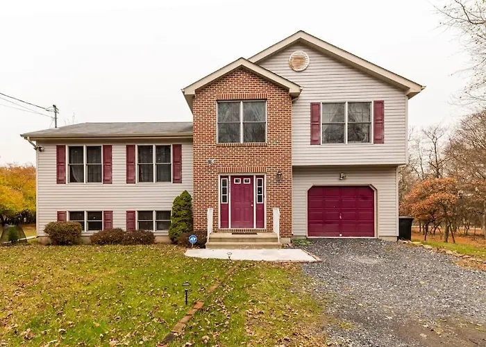 Cheerful Pocono Home Away From Home